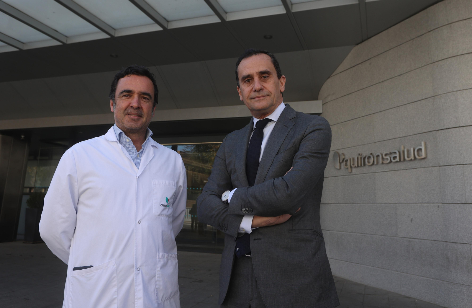 De izquierda a derecha, el ginecólogo Adolfo López Gómez y el cirujano Salvador Morales Conde, a las puertas del edificio del Hospital Materno-Infantil Quirónsalud Sevilla.