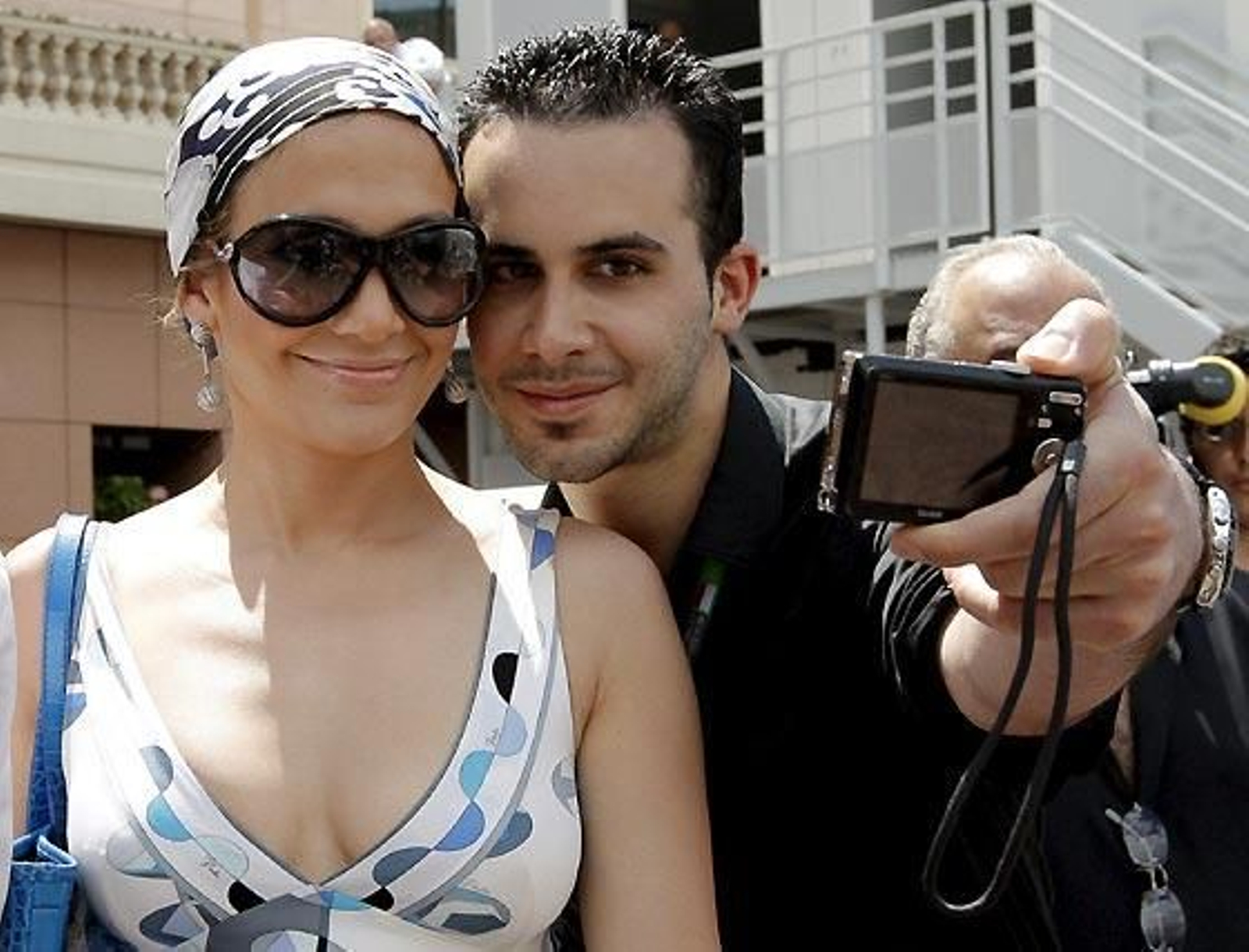 Jennifer Lopez se hace una foto con un seguidor.

Foto: EFE