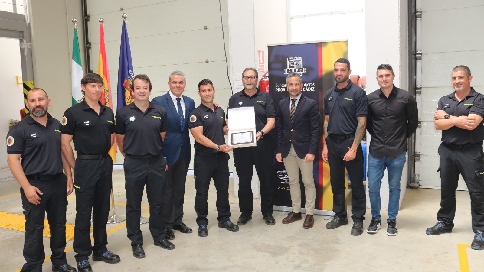 Momento de la entrega del reconocimiento.