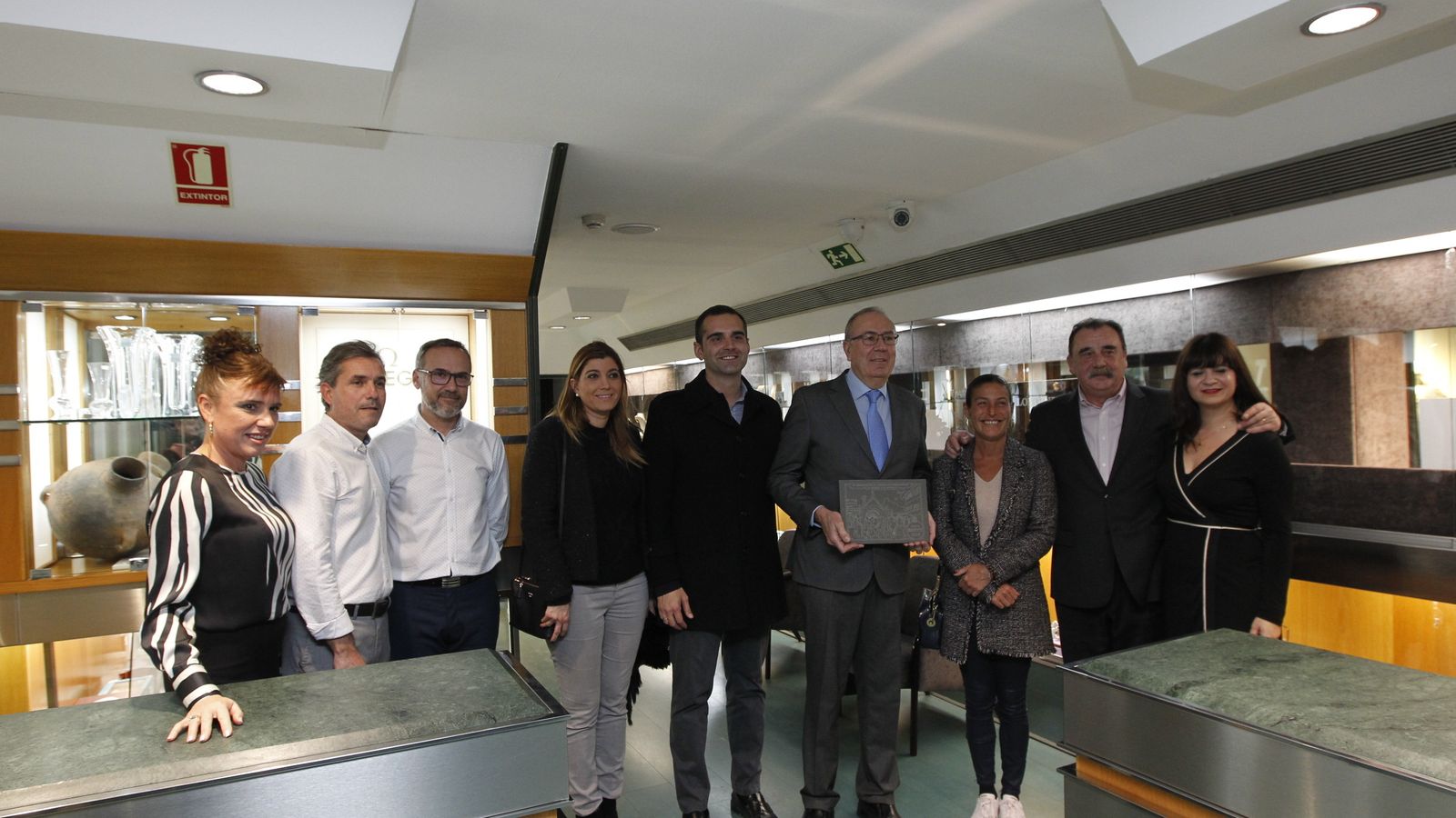 El equipo de Joyería Regente con la placa homenaje.
