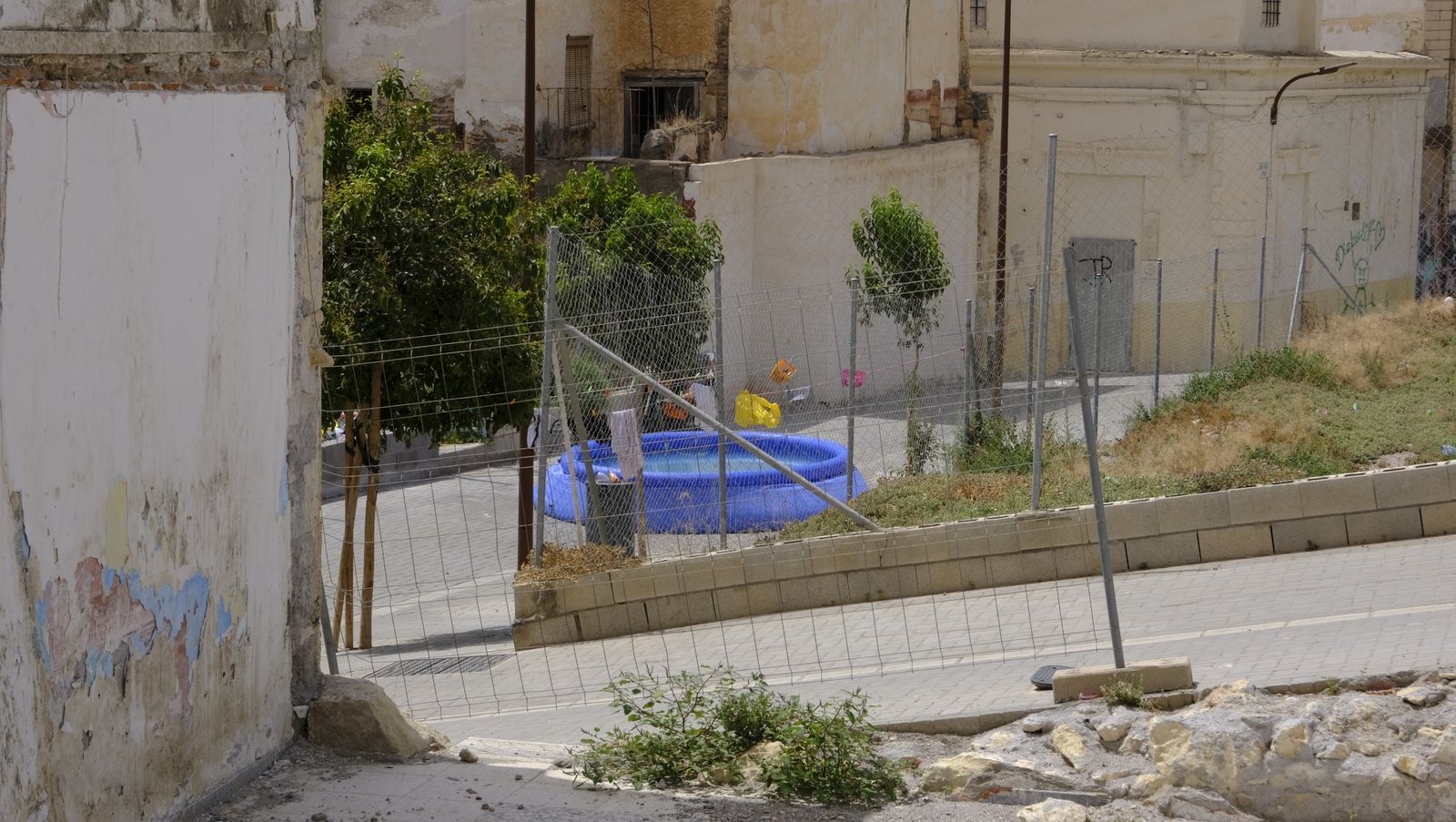 Una piscina hinchable en mitad de una calle de Almería