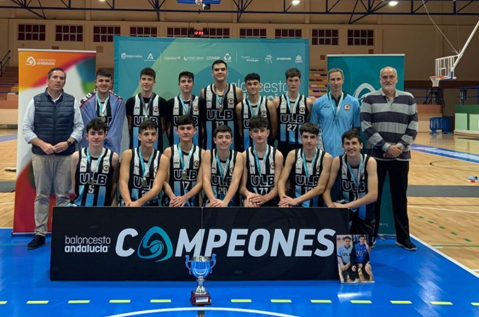 El combinado cadete, con el concejal de Deportes y el presidente de la Gaditana