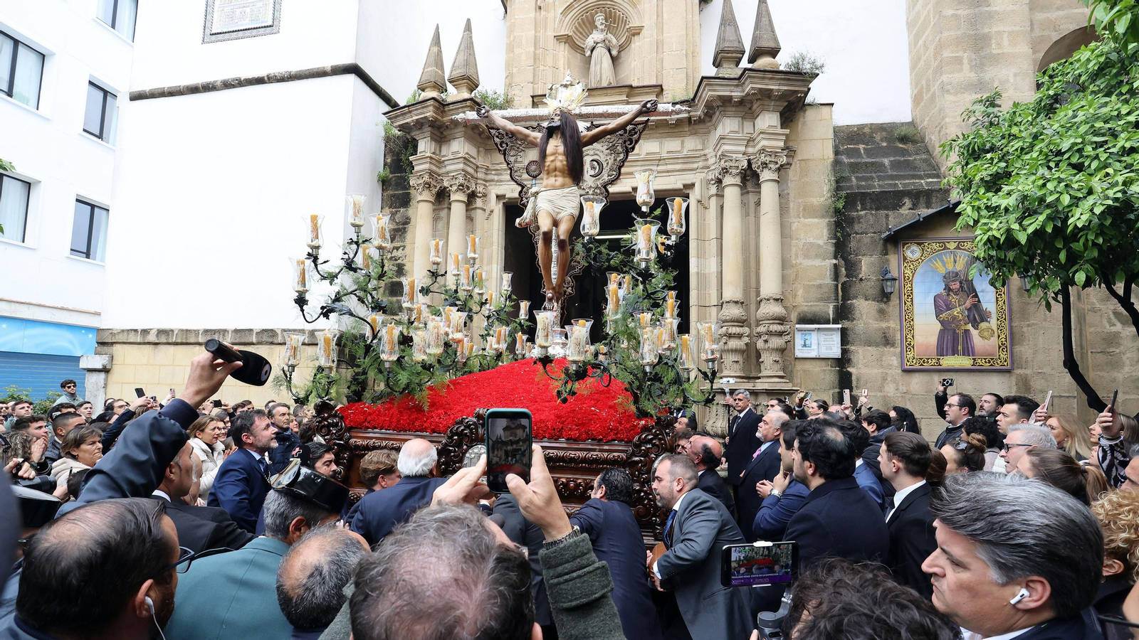 Las Viñas y El Cristo vuelven a sus templos