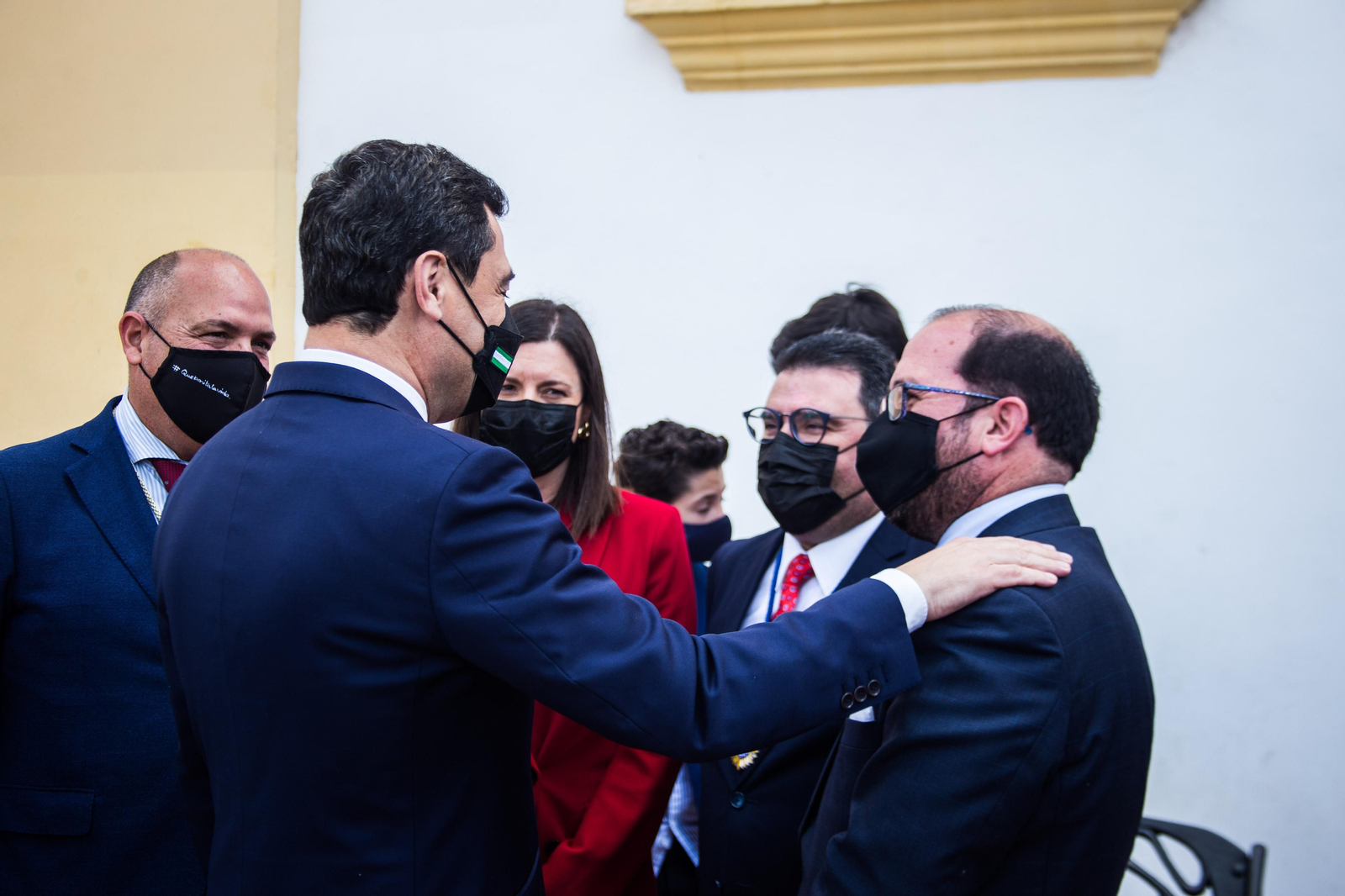 Así ha sido la visita del presidente de la Junta a las hermandades del Lunes Santo de San Fernando