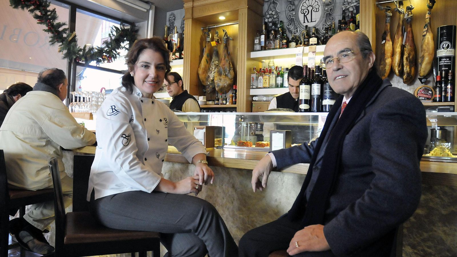 Juan Robles con su hija Laura, en la barra del Laredo