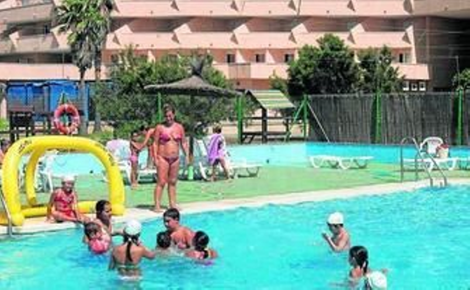 Turistas disfrutan de la piscina de Tiempo Libre este verano.