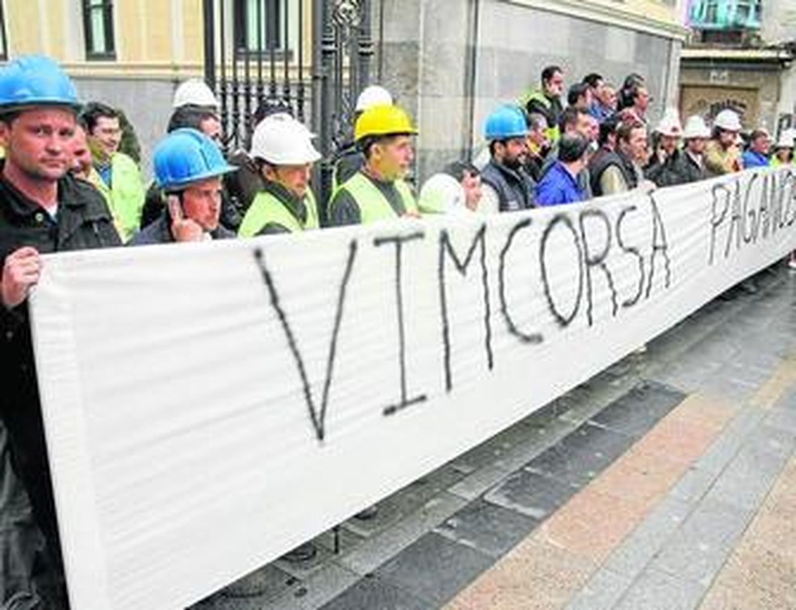 Los proveedores de la VPO del Guadalquivir, el pasado viernes en su concentración ante Vimcorsa.
