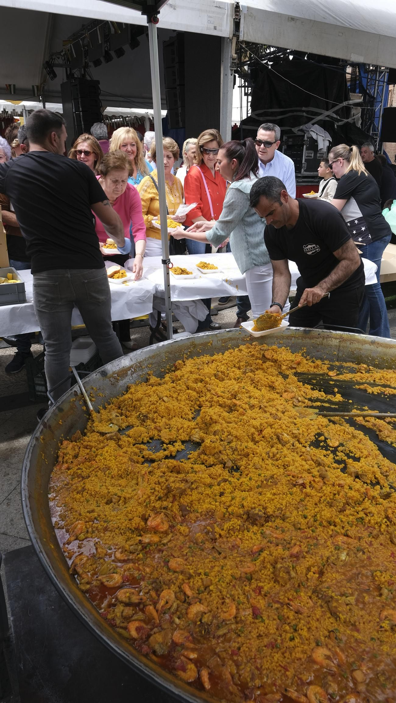 Imágenes de la paella popular en las Fiestas de Canjáyar