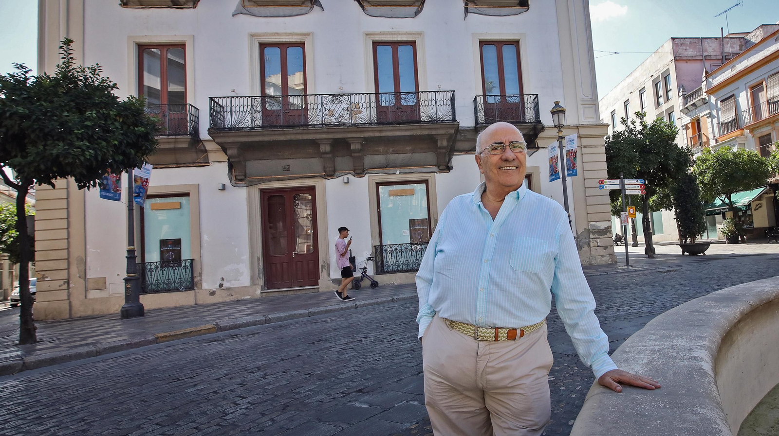 Faustino Rodríguez, el jueves pasado en la rotonda de los casinos ante el edificio en el que empezó a trabajar siendo aún un niño.