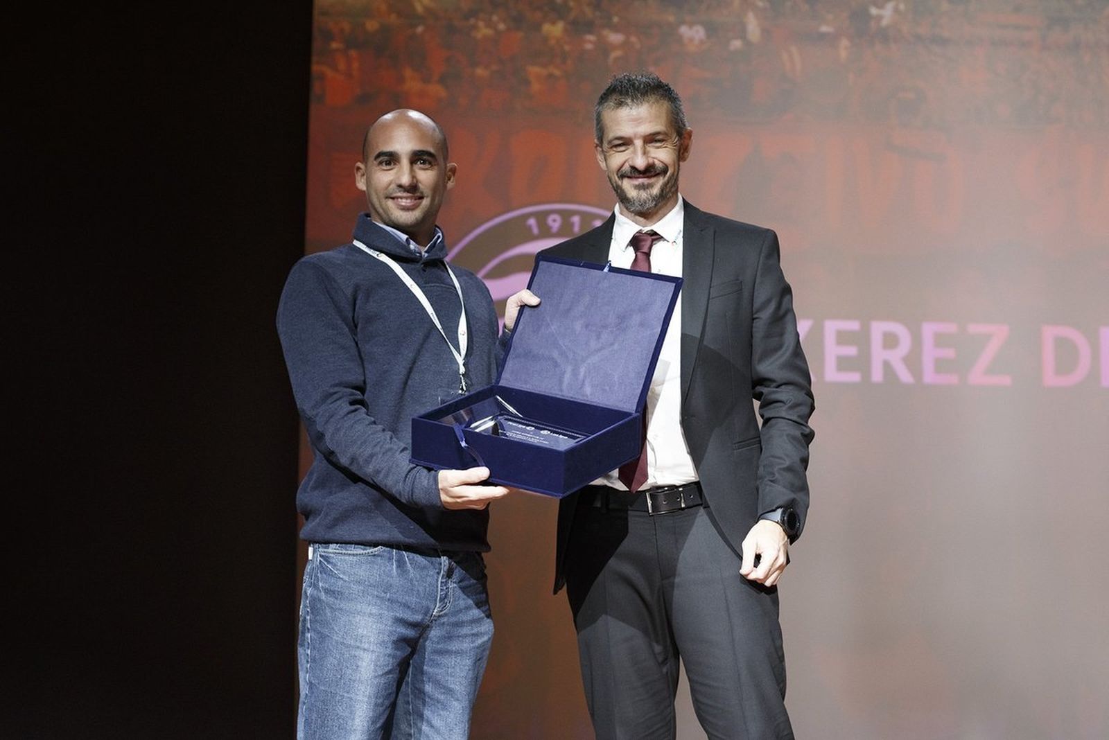 Juan Manuel Rubio, directivo del XDFC, con la placa de LaLiga-ProLiga por el ascenso a Tercera.