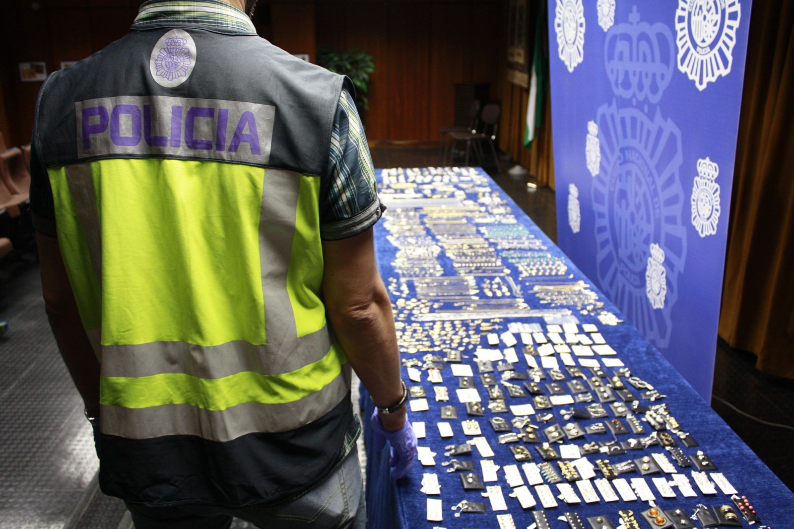 Las joyas que escondía el atracador.