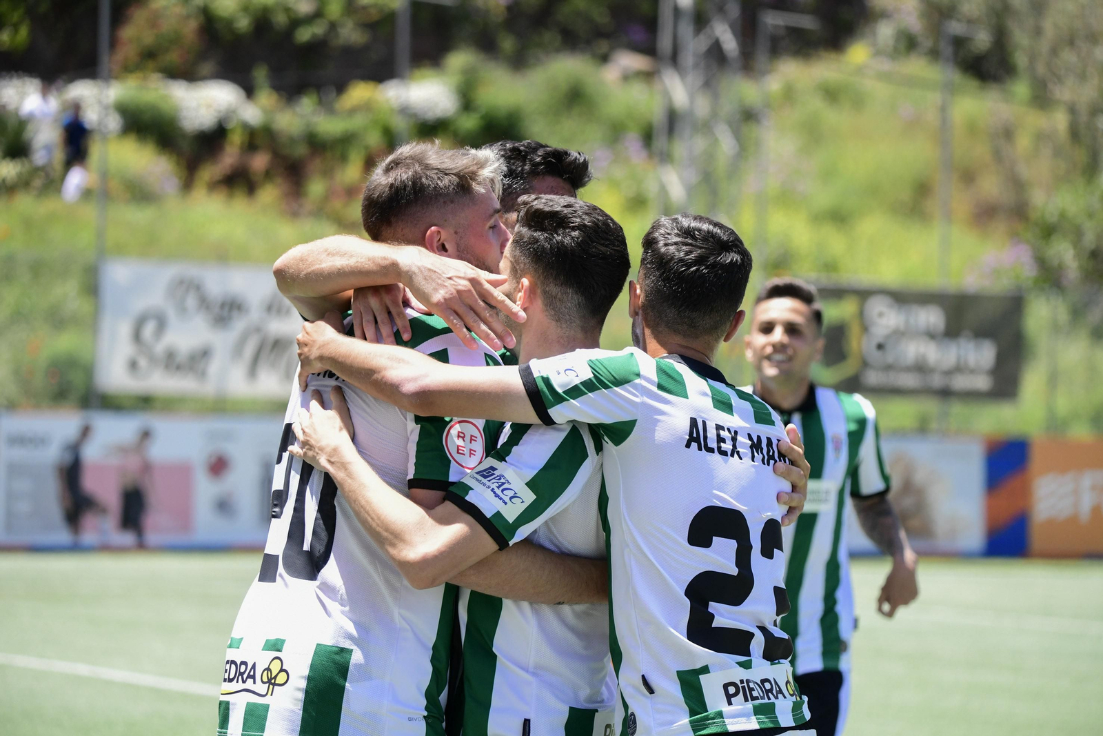 Antonio Casas celebra con sus compañeros su gol en la Vega de San Mateo.