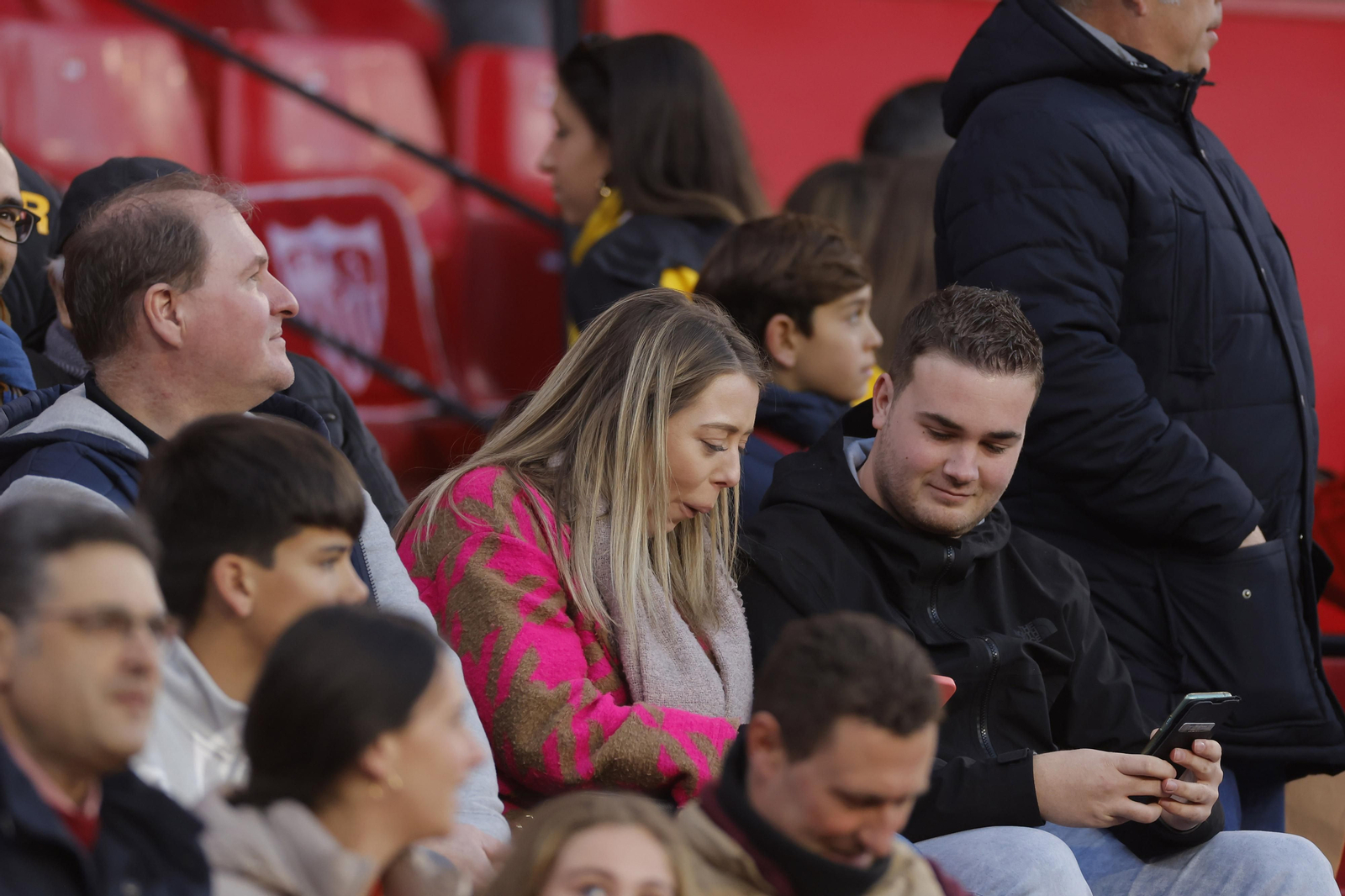 Búscate en las fotos del Sevilla-Elche