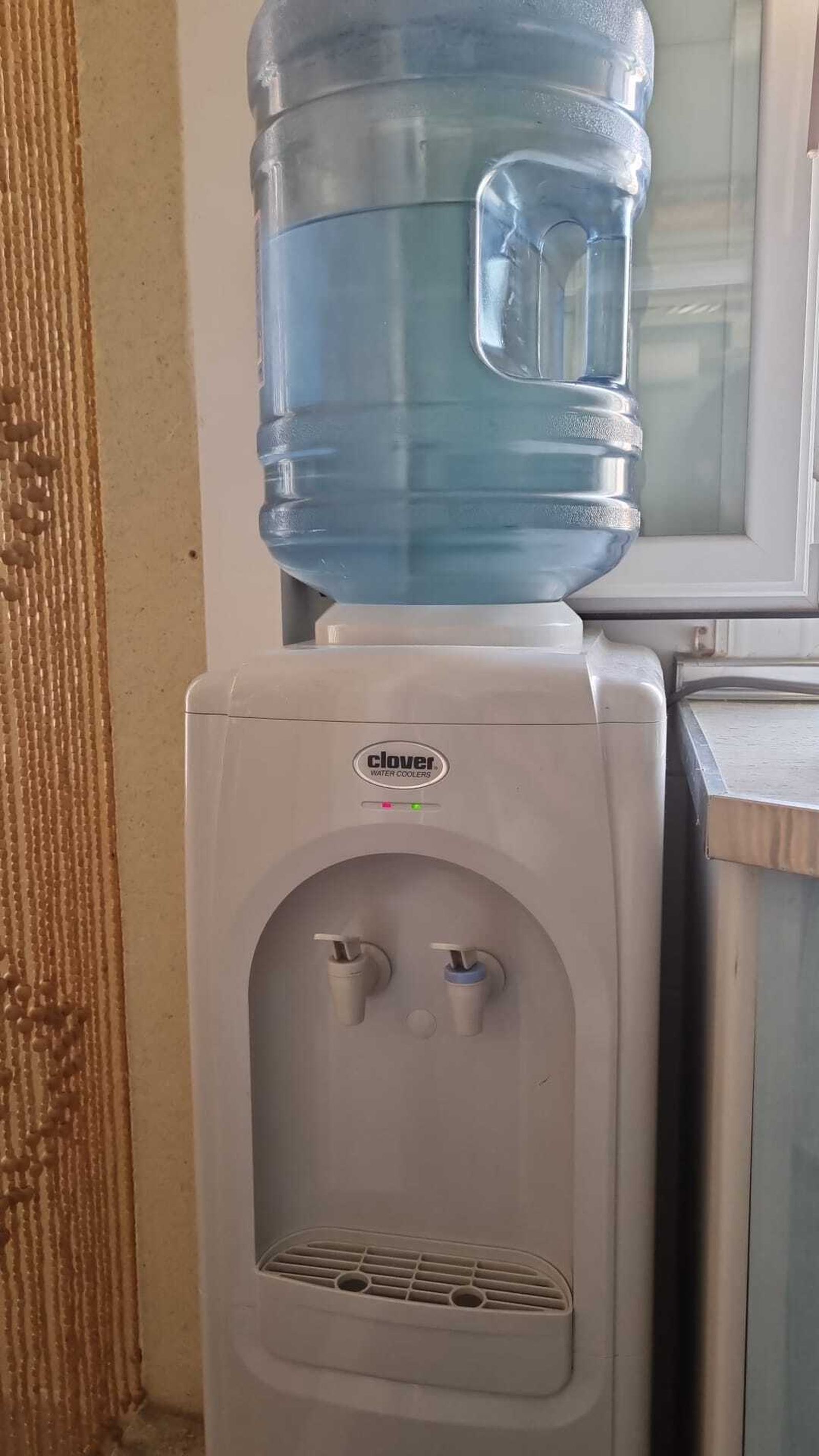 Dispensador de agua en casa de Laura.