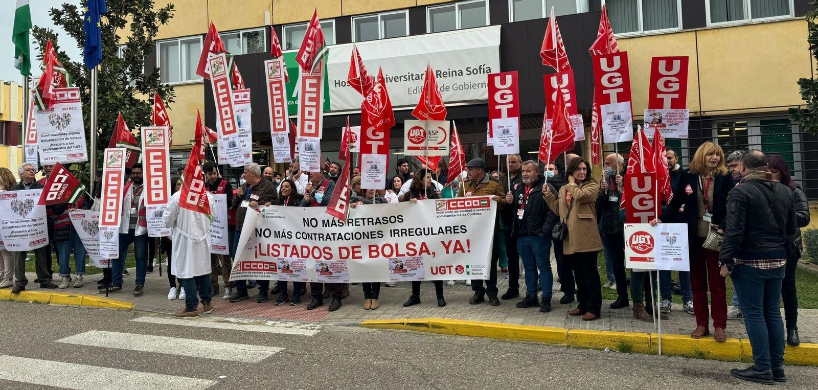 Protesta de los sindicatos UGT y CCOO ante el Hospital Reina Sofía de Córdoba.