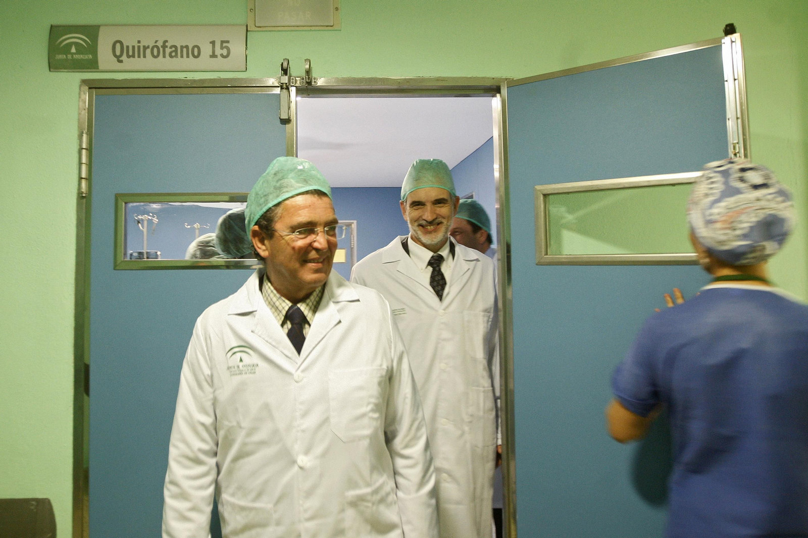 El delegado territorial de Salud, Manuel Herrera, seguido del consejero, Aquilino Alonso, en su visita de ayer a los quirófanos del hospital.