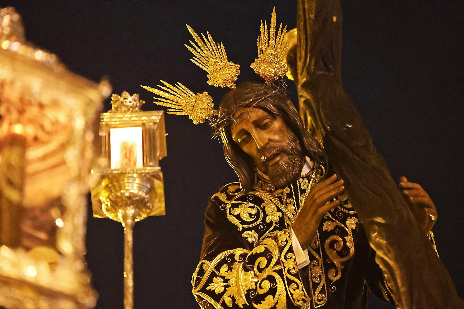 Las mejores imágenes del Lunes Santo en Huelva: Hermandad del Calvario