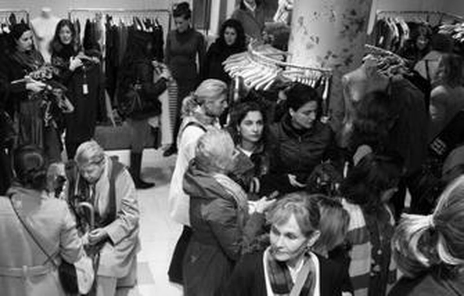 Escena de clientes comprando ayer en una tienda de Hoss.