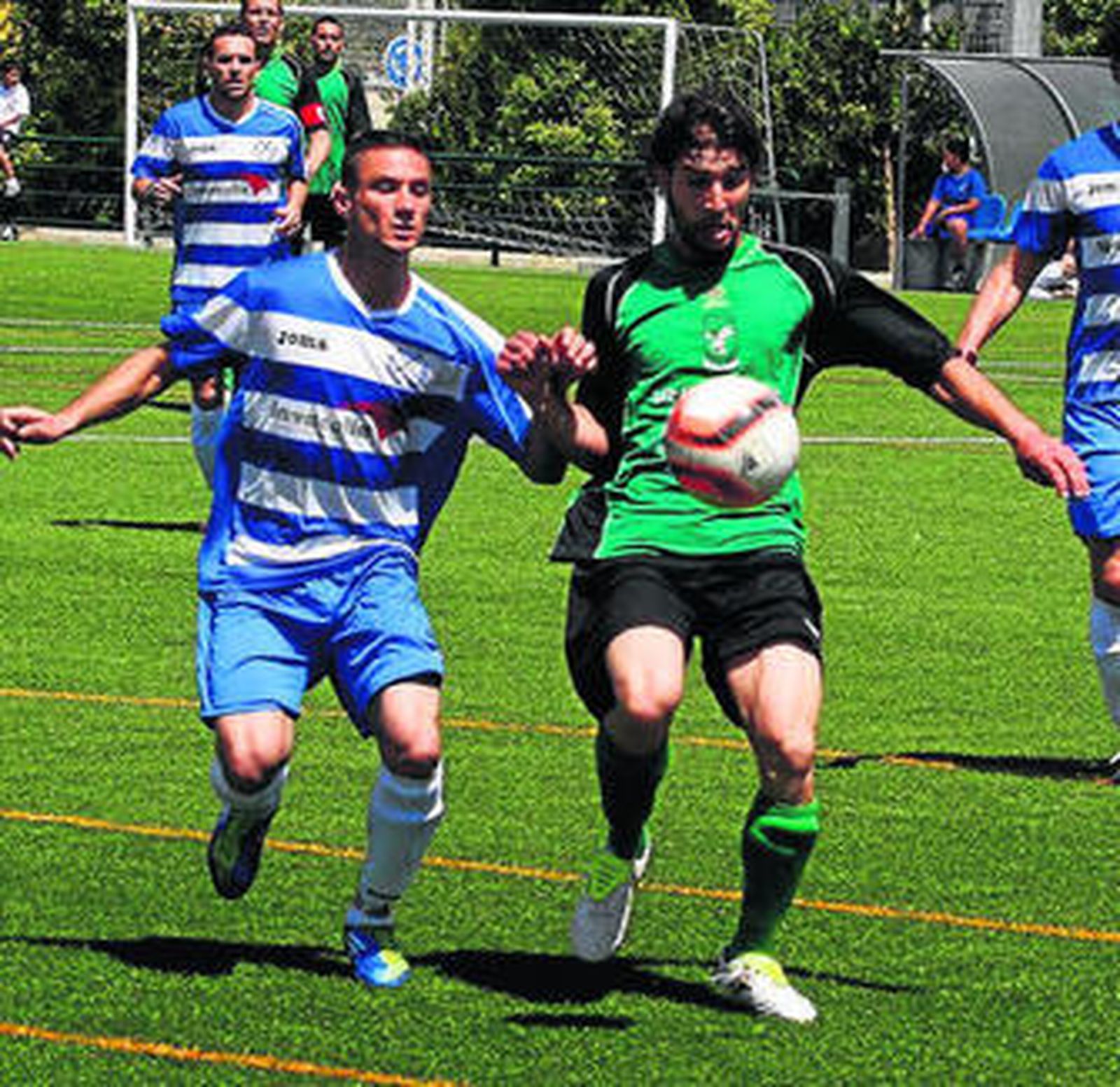 Un jugador del Montequinto protege la pelota ante un rival.