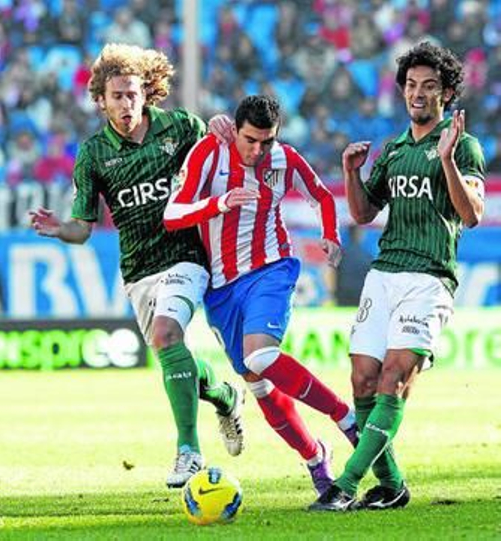Reyes intenta progresar entre Cañas e Iriney durante el Atlético-Betis de ayer.