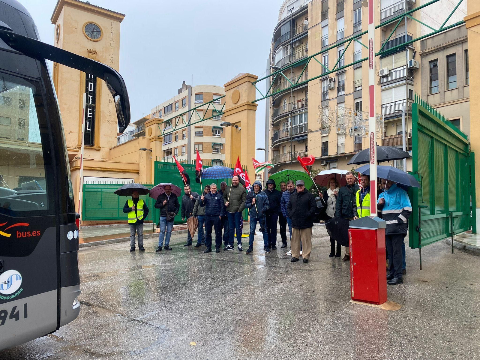 Los conductores se concentran en la Estación de Autobuses de Jaén.