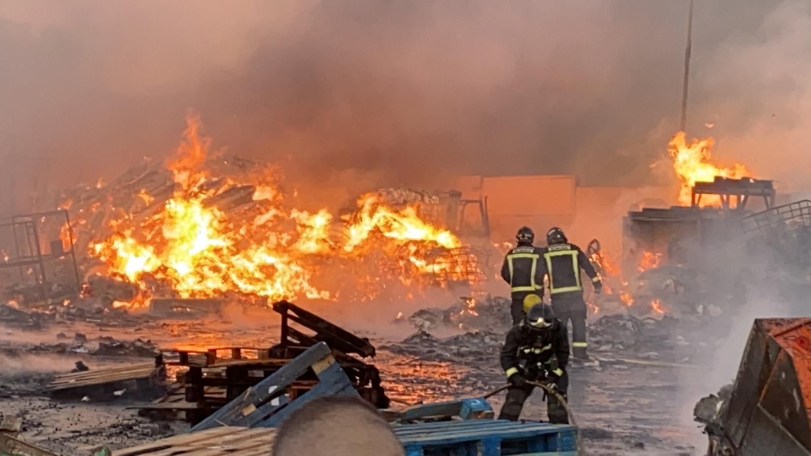 Sigue activo el incendio de la planta de reciclaje de la capital