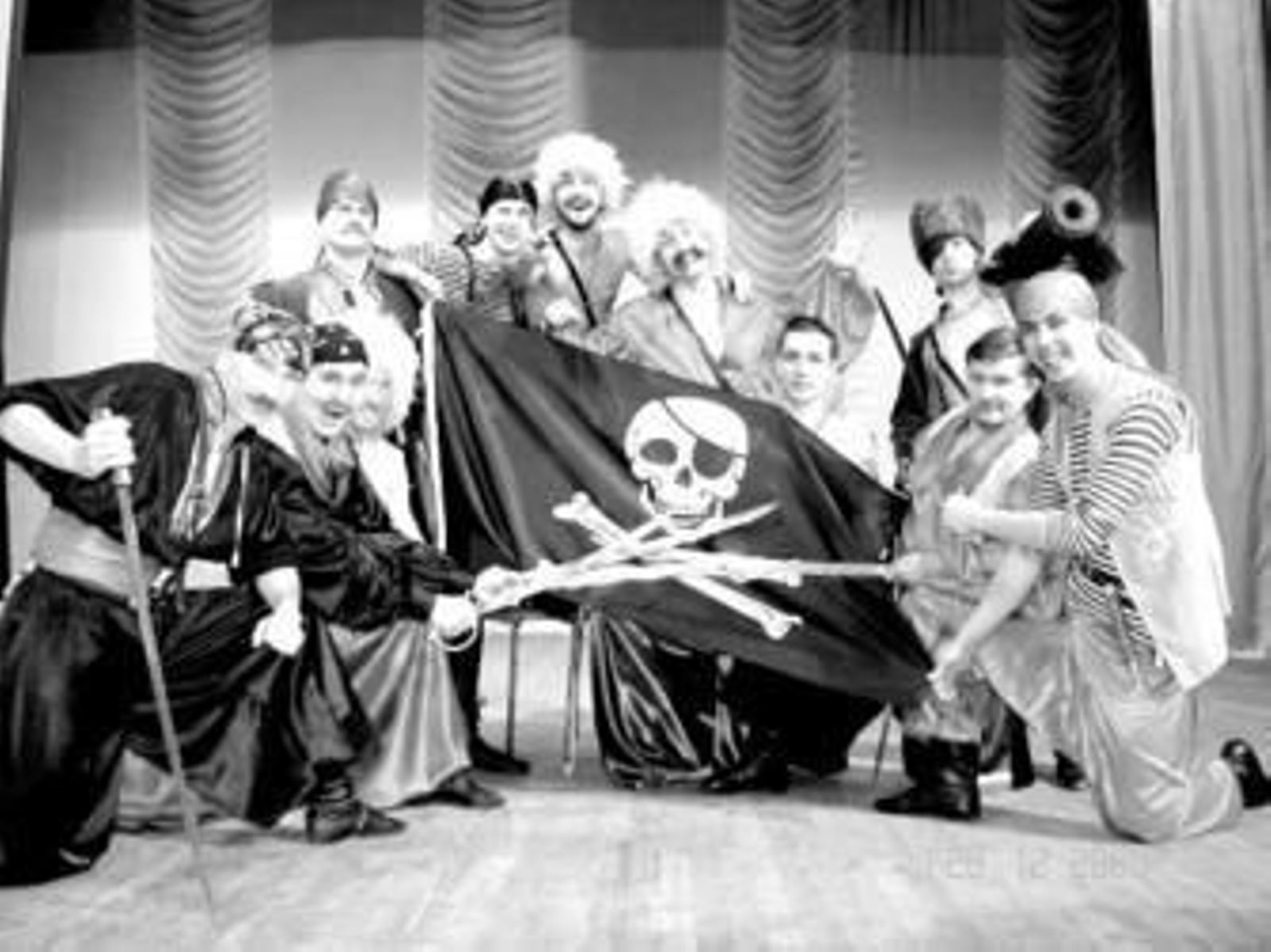 Parte del elenco de artistas que conforman el musical Marco Polo.