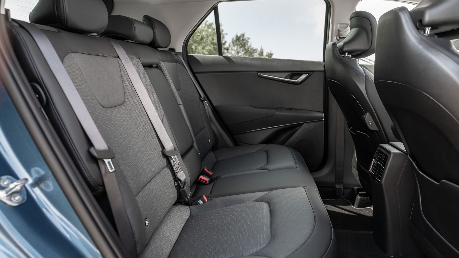 La habitabilidad es uno de los mejores valores del Niro, incluso aunque haya pequeñas variaciones de altura entre el eléctrico y los híbridos. Sobra espacio vertical o longitudinal incluso para ocupantes altos y está bien servido de anchura.