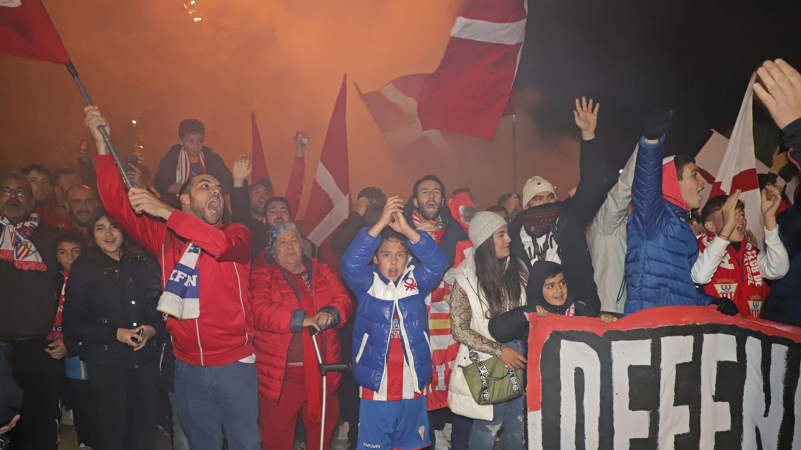 Un acalorado recibimiento de la afición al Algeciras.