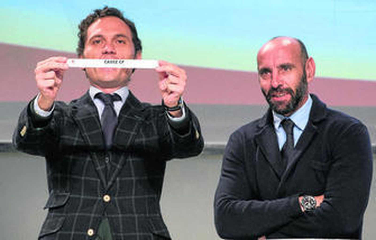 Ramón Rodríguez Verdejo Monchi (d) observa la papeleta con el nombre del Cádiz, ayer en Las Rozas.