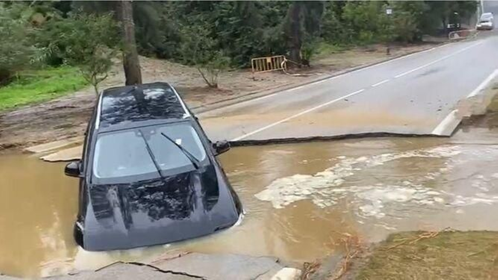 Los destrozos en la avenida de Los Cortijos, en Sotogrande