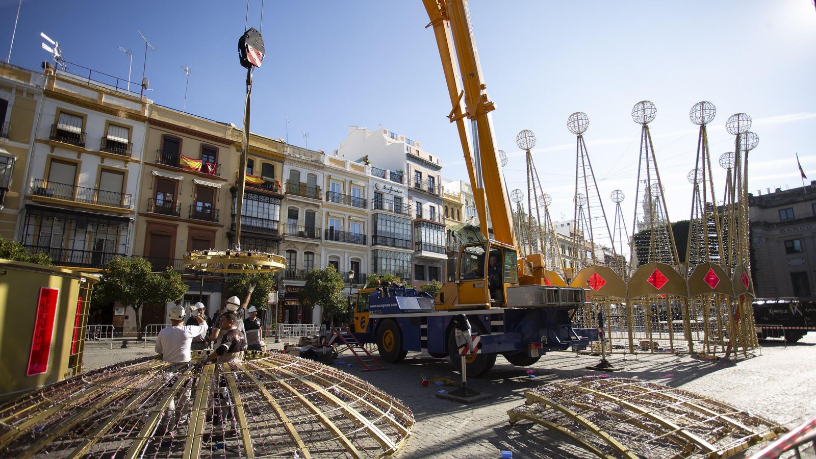 Montaje de las coronas gigantes de la Plaza de San Francisco.