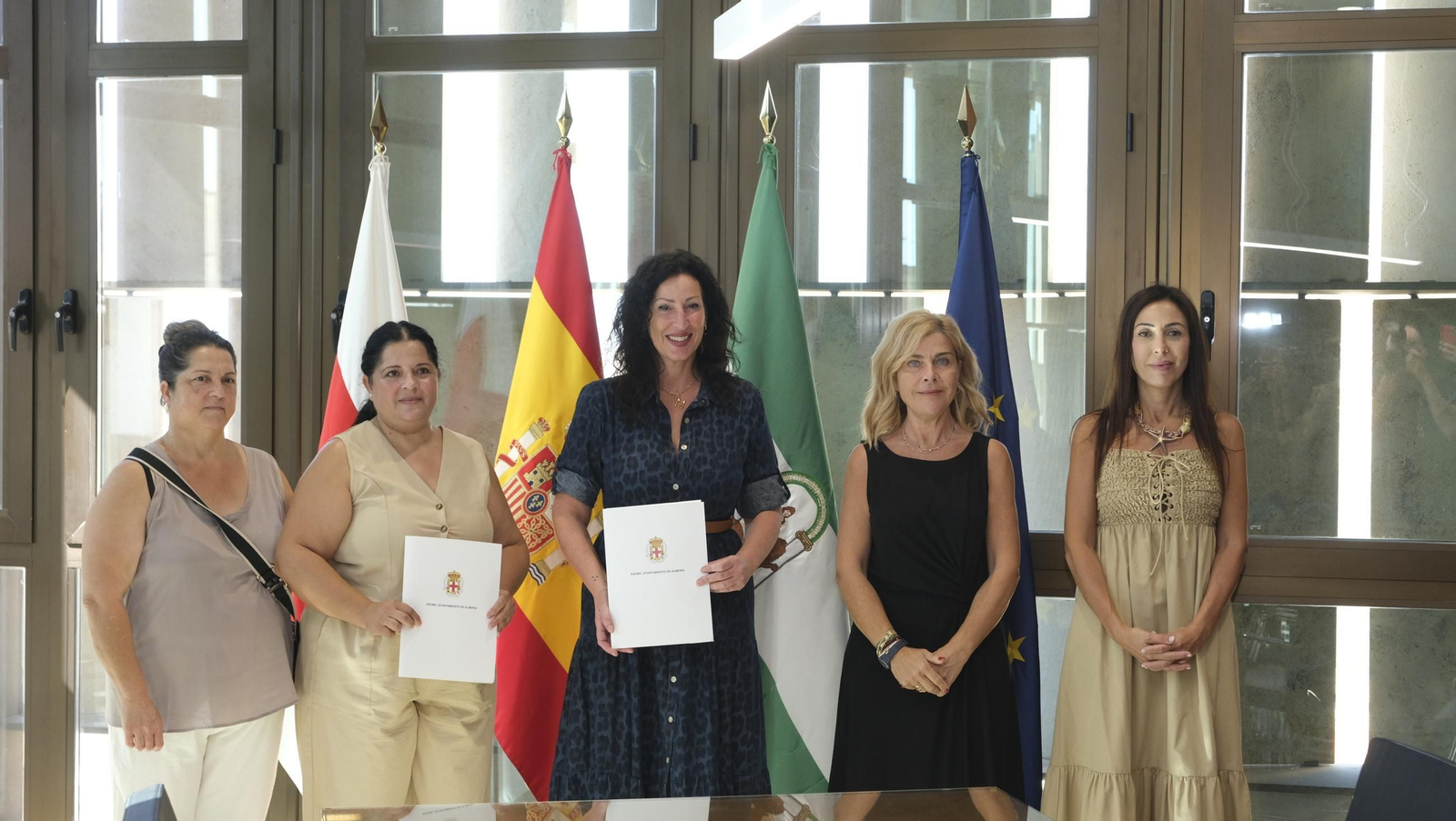 Firma del convenio con Camelamos Naquerar