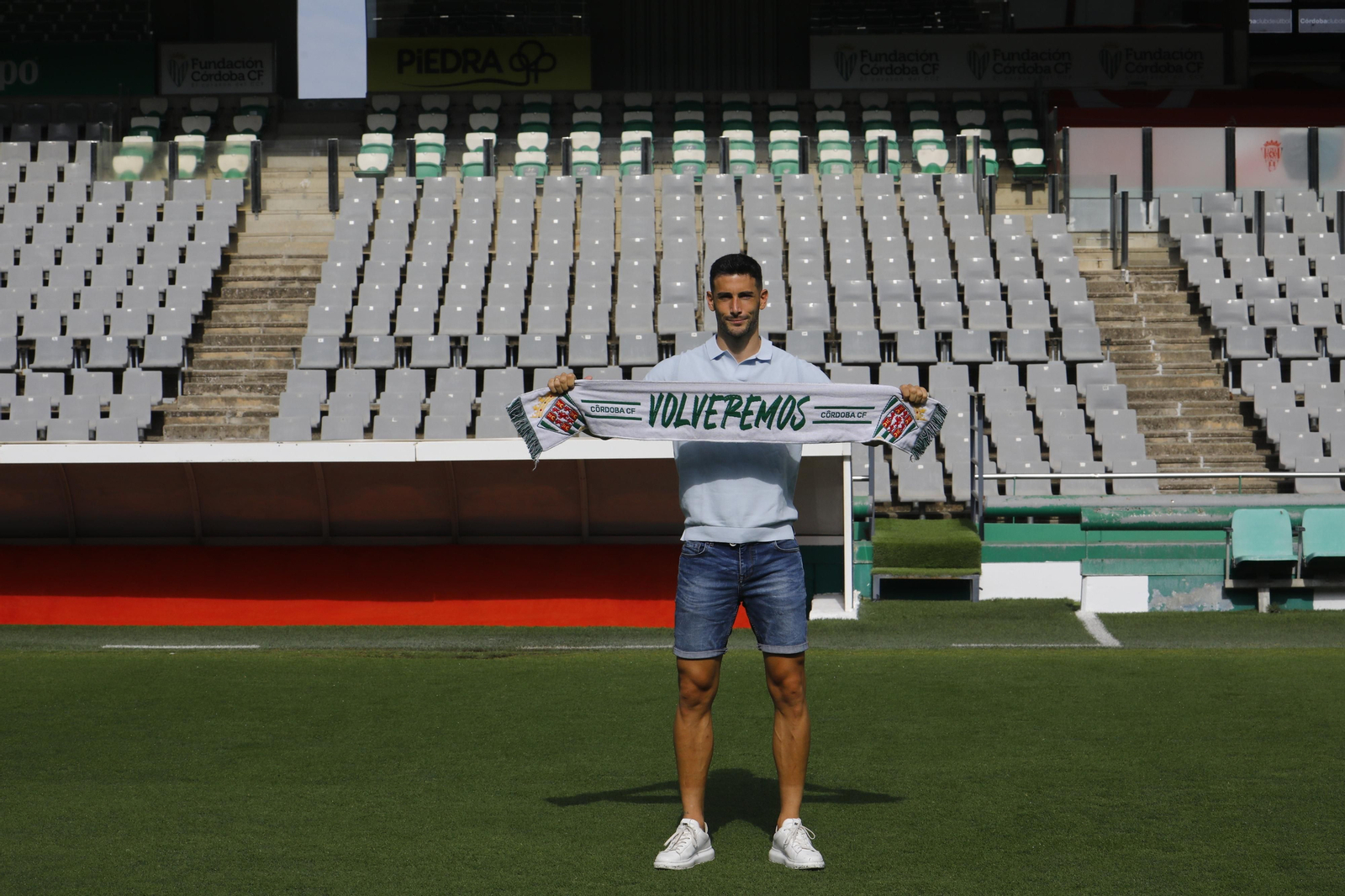 Las mejores fotos de la presentación de Carlos Albarrán con el Córdoba CF