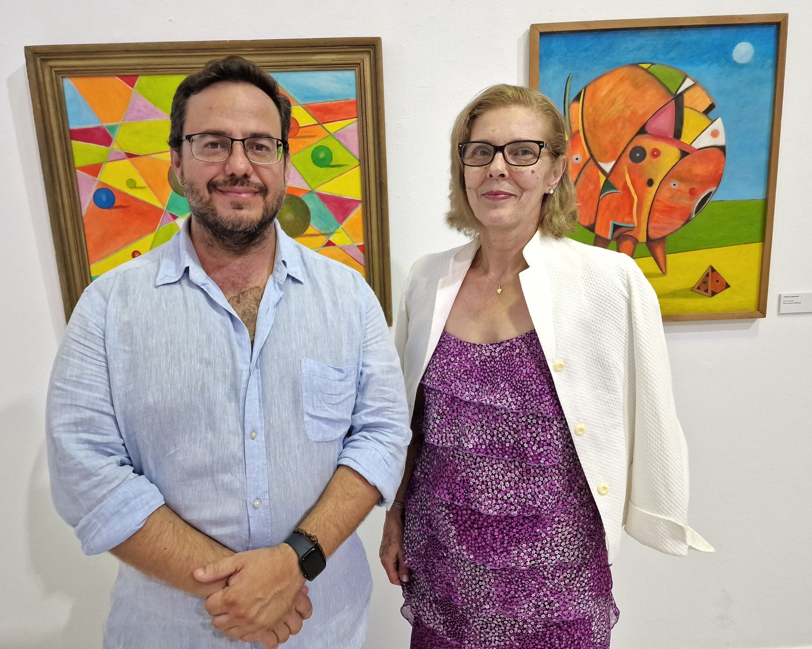 La viuda de Ramón Epifanio, Rosario Muñoz, junto al concejal Enrique Iglesias, durante la inauguración de la exposición.