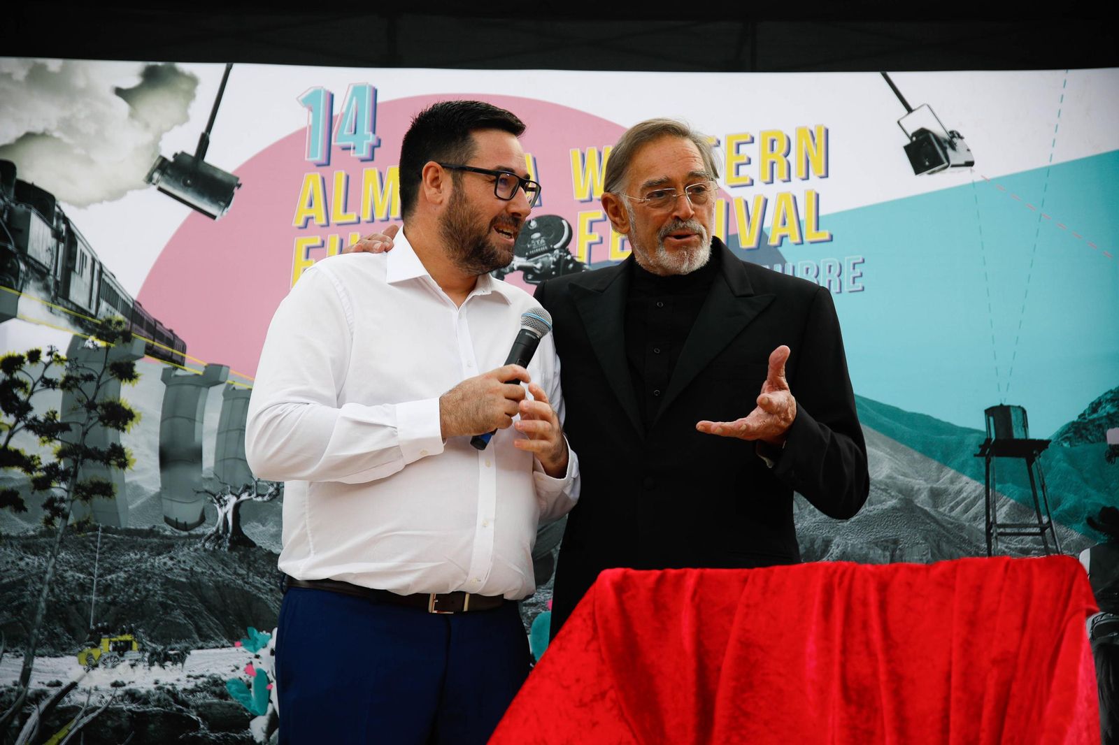 Descubrimiento de la silla del actor Fabio Testi en el Paseo de la Fama de Tabernas, en imágenes