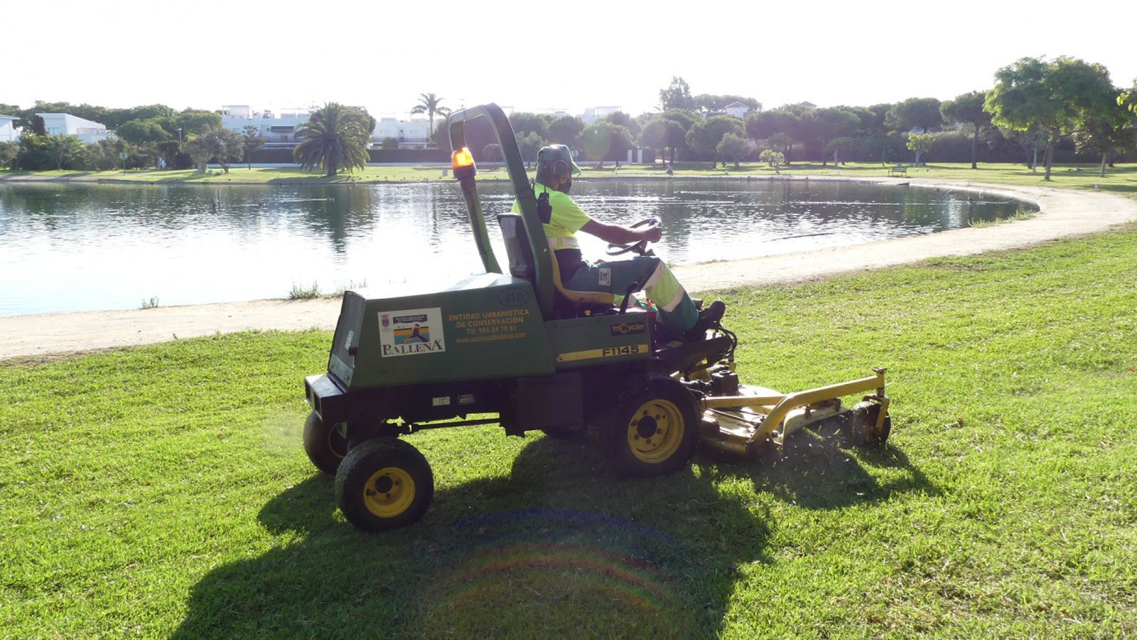 Trabajos de mantenimiento en el complejo turístico y residencial de Costa Ballena.
