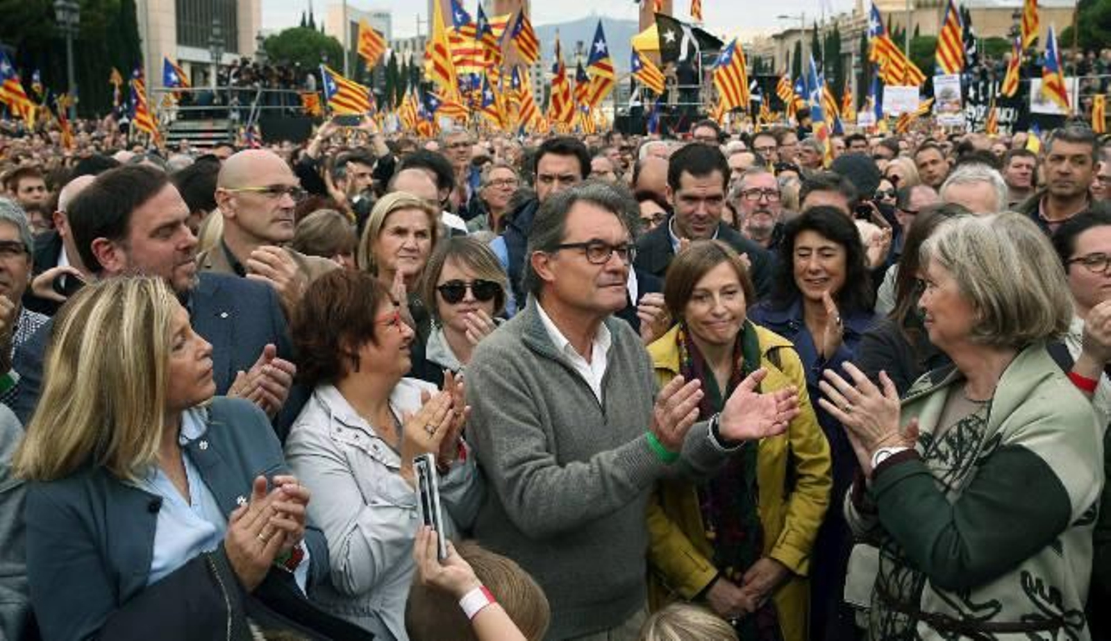 Joana Ortega  (i), Artur Mas  (3d) e Irene Rigau  (d), entre otros independentistas catalanes.