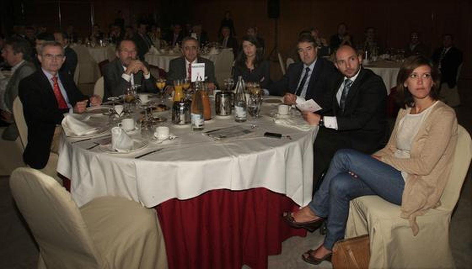 El alcalde de Cártama, José Garrido; Enrique Linde, presidente de la Autoridad Portuaria; Francisco Carmona, Violeta Aragón, gerente de la Asociación de Constructores, José A. Madrazo, Raúl López y Carmen Masero.

Foto: Sergio Camacho