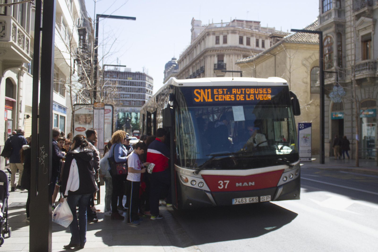 Viajeros suben al SN1.