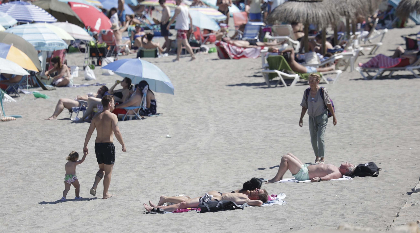 Fotos del primer domingo de julio en las playas de La Línea