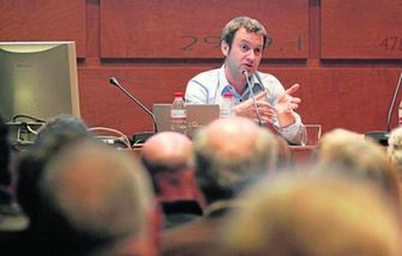 El arquitecto Ángel Alonso, durante su intervención en el COA.