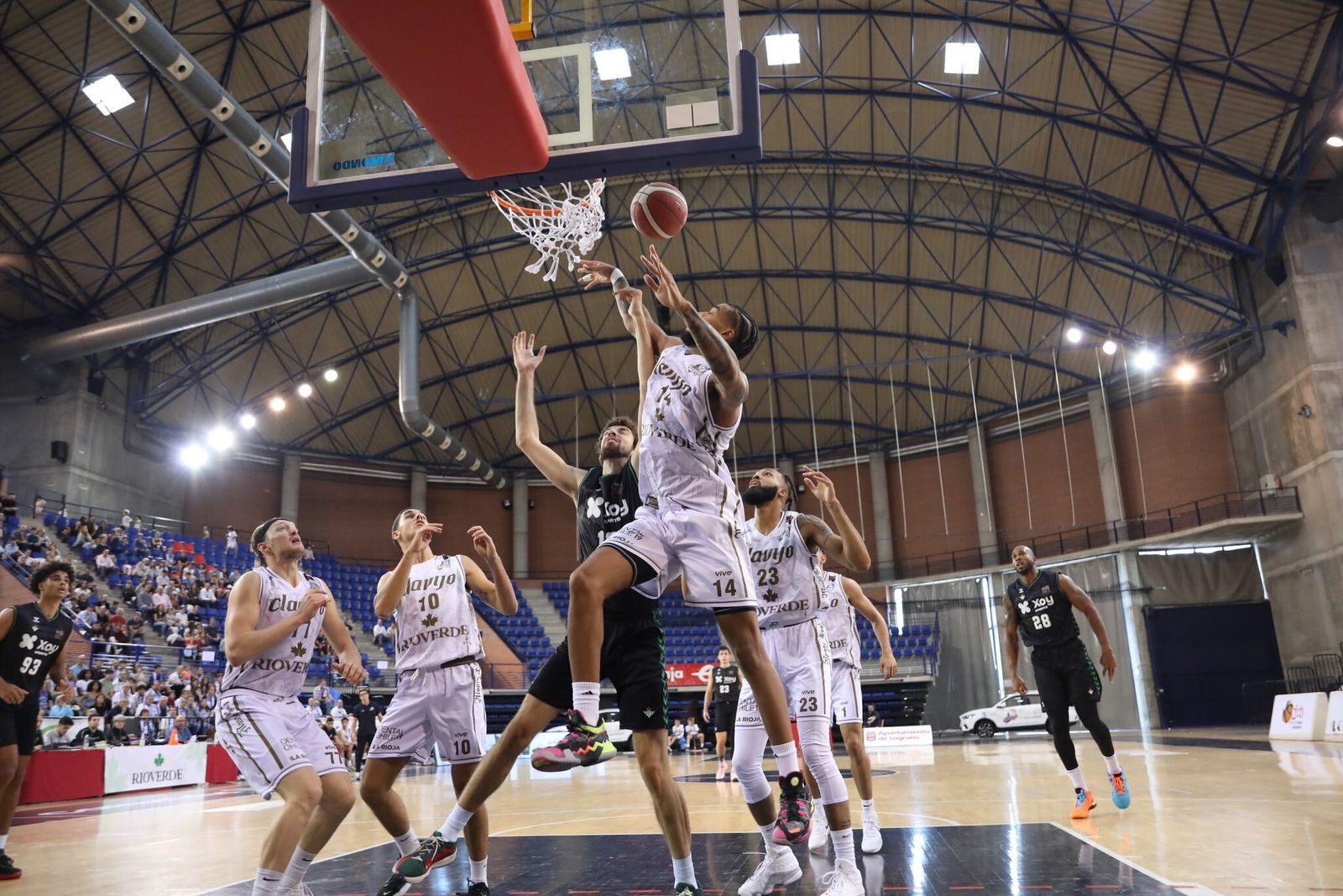 El local Tamba entra a canasta con facilidad ante la defensa del bético Doménech.