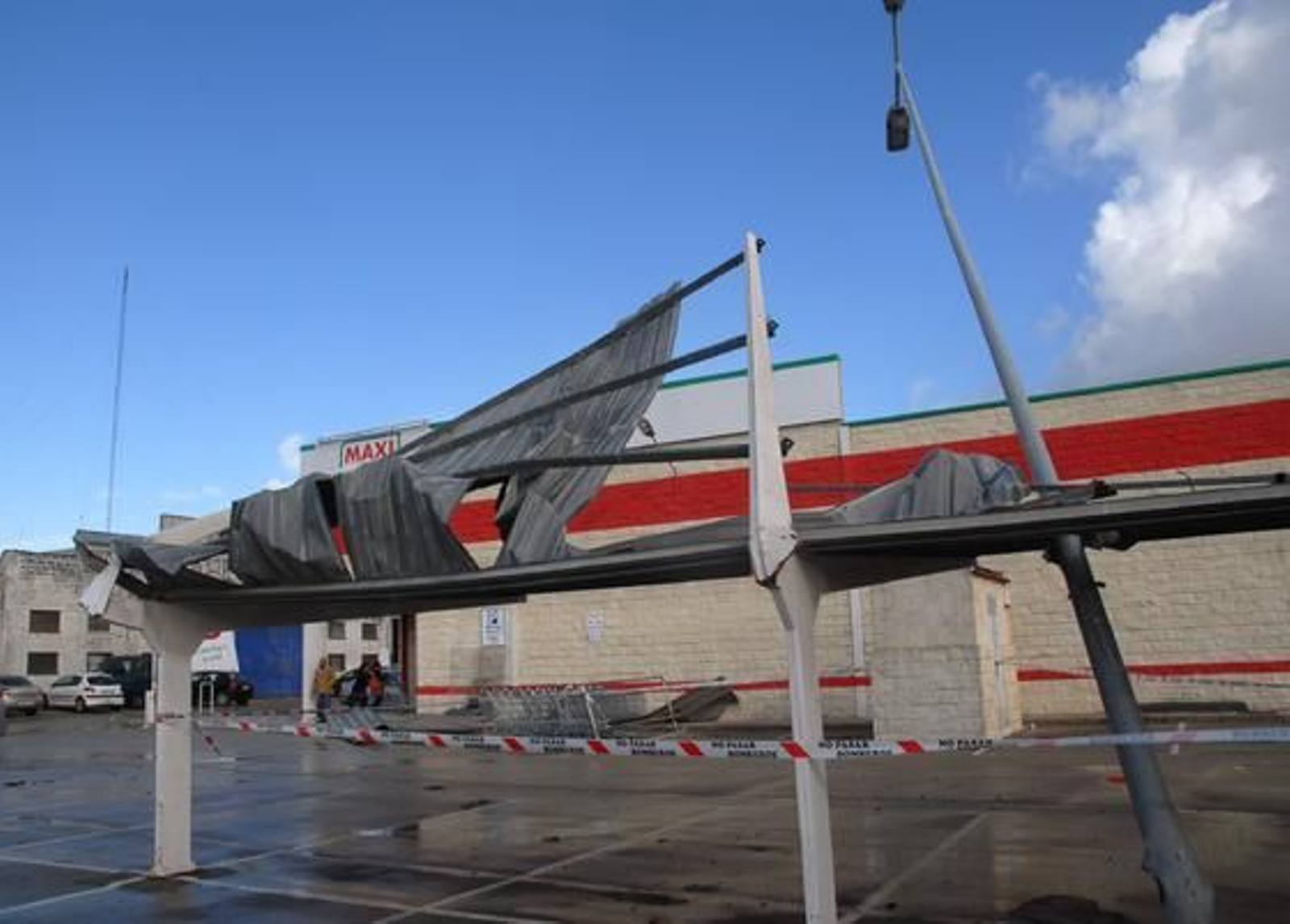 El fuerte viento causó destrozos en las instalaciones deportivas y en varias naves del Polígono de Fradricas

Foto: Rioja