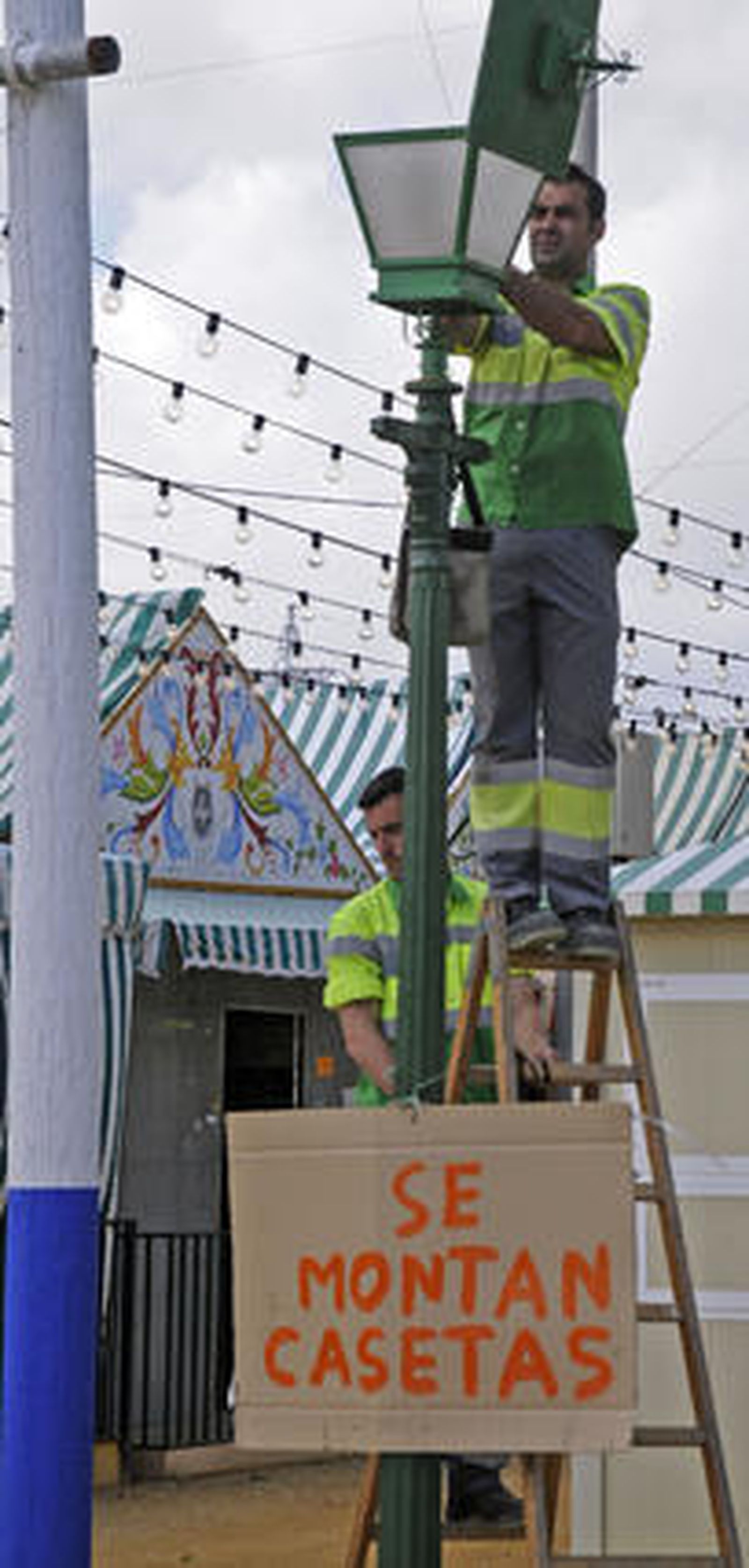 Operarios ultiman los trabajos en el suministro eléctrico.

Foto: Juan Carlos  Vázquez