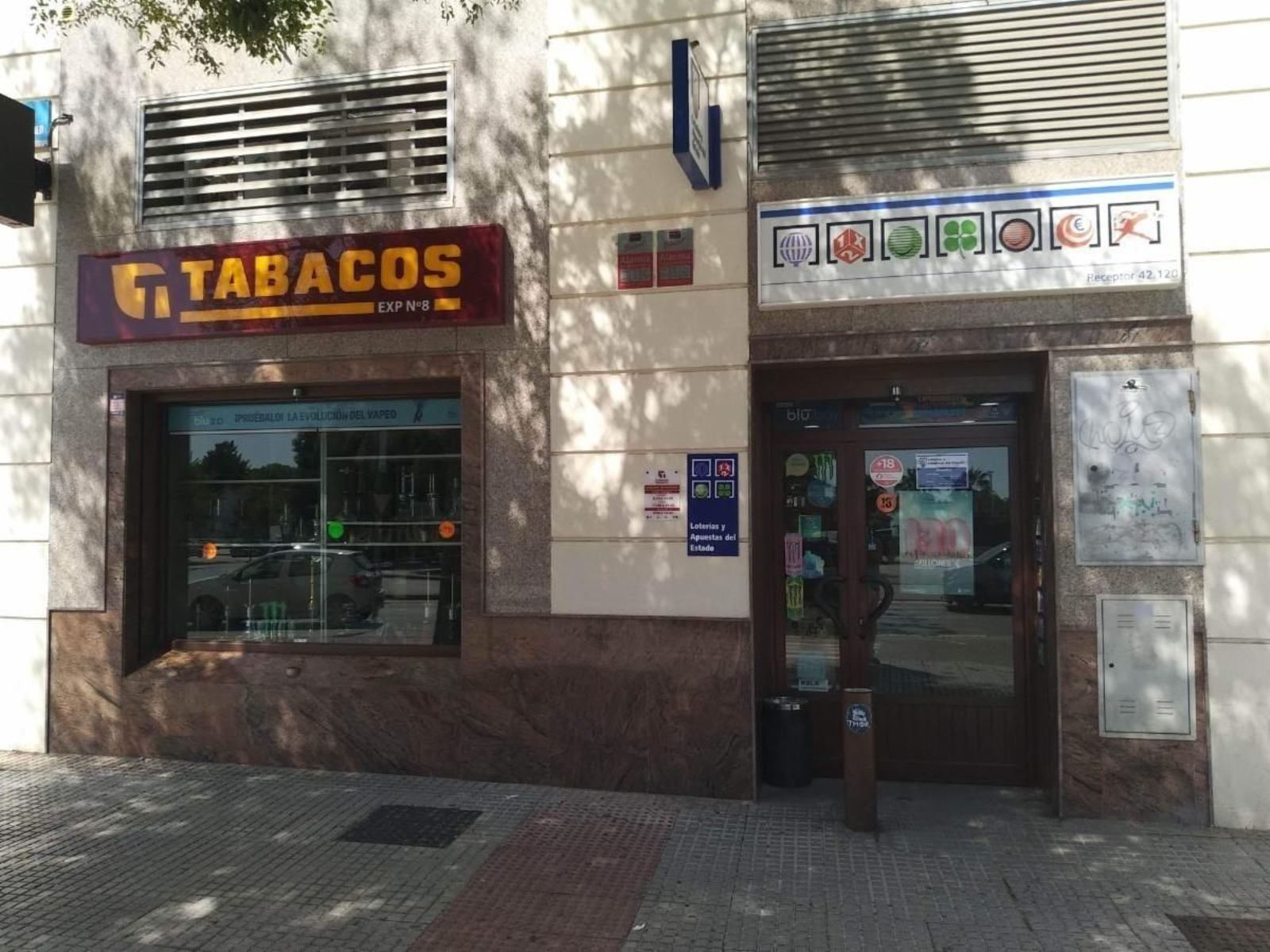 Imagen del despacho receptor de la avenida Caballero Bonald donde fue vendido el boleto acertante