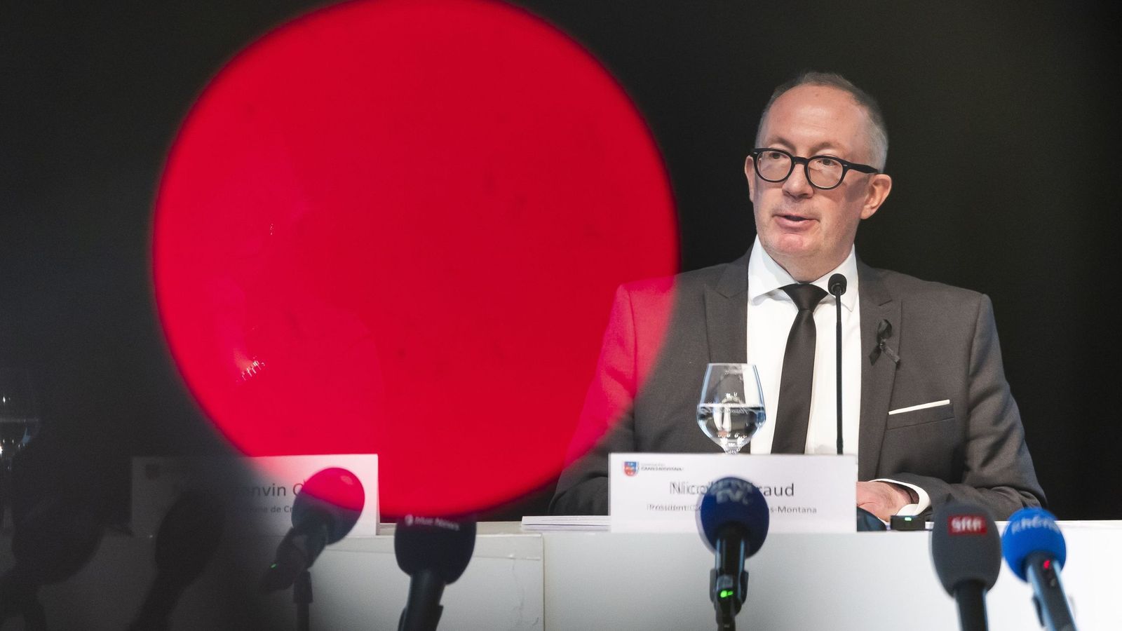 Nicolas Féraud, alcalde de Crans Montana, en la rueda de prensa.