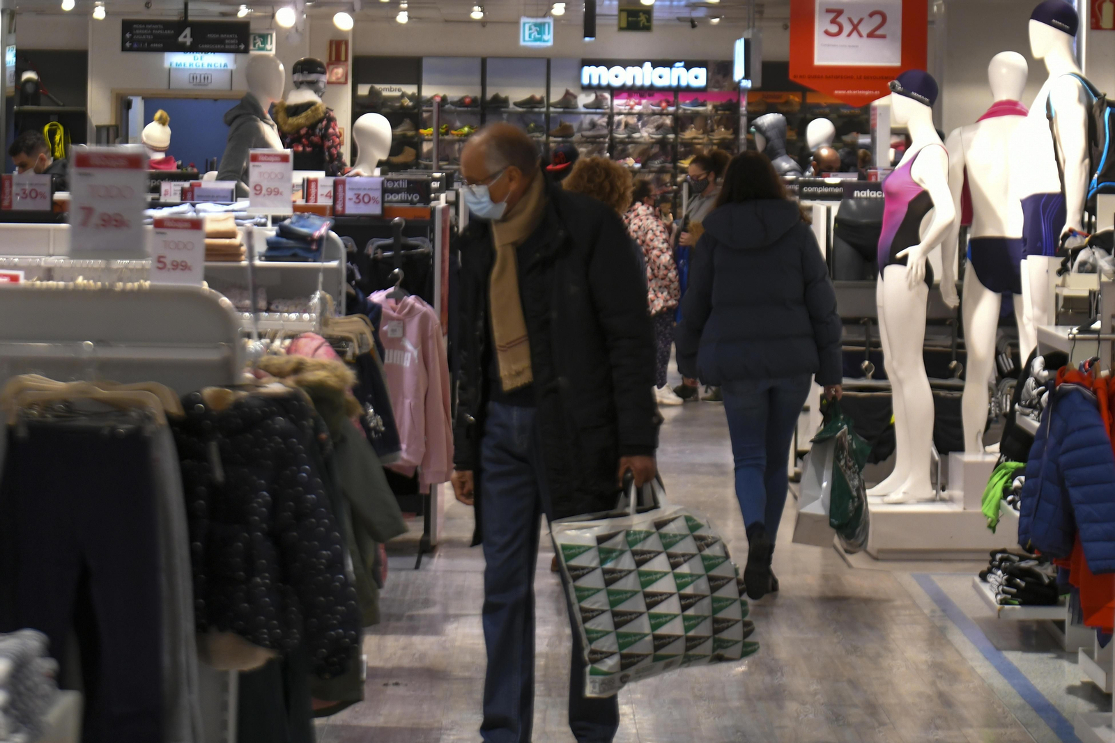 Fotos: el inicio de las rebajas en el Corte Inglés de Granada