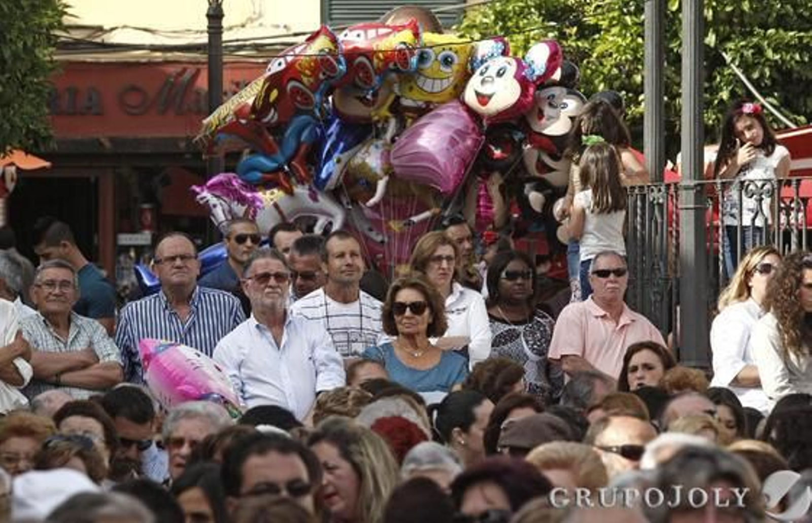 Las autoridades locales coronan a las reinas infantil y juvenil, María Jiménez y Marta Cabello

Foto: Erasmo Fenoy