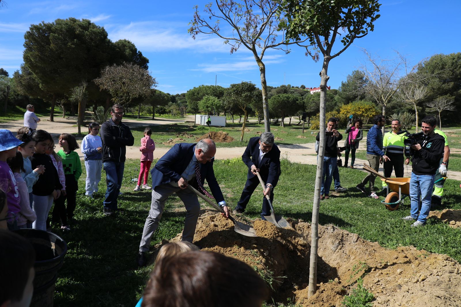 Así ha sido la plantación de árboles en el Cerro por alumnos del colegio Camposoto